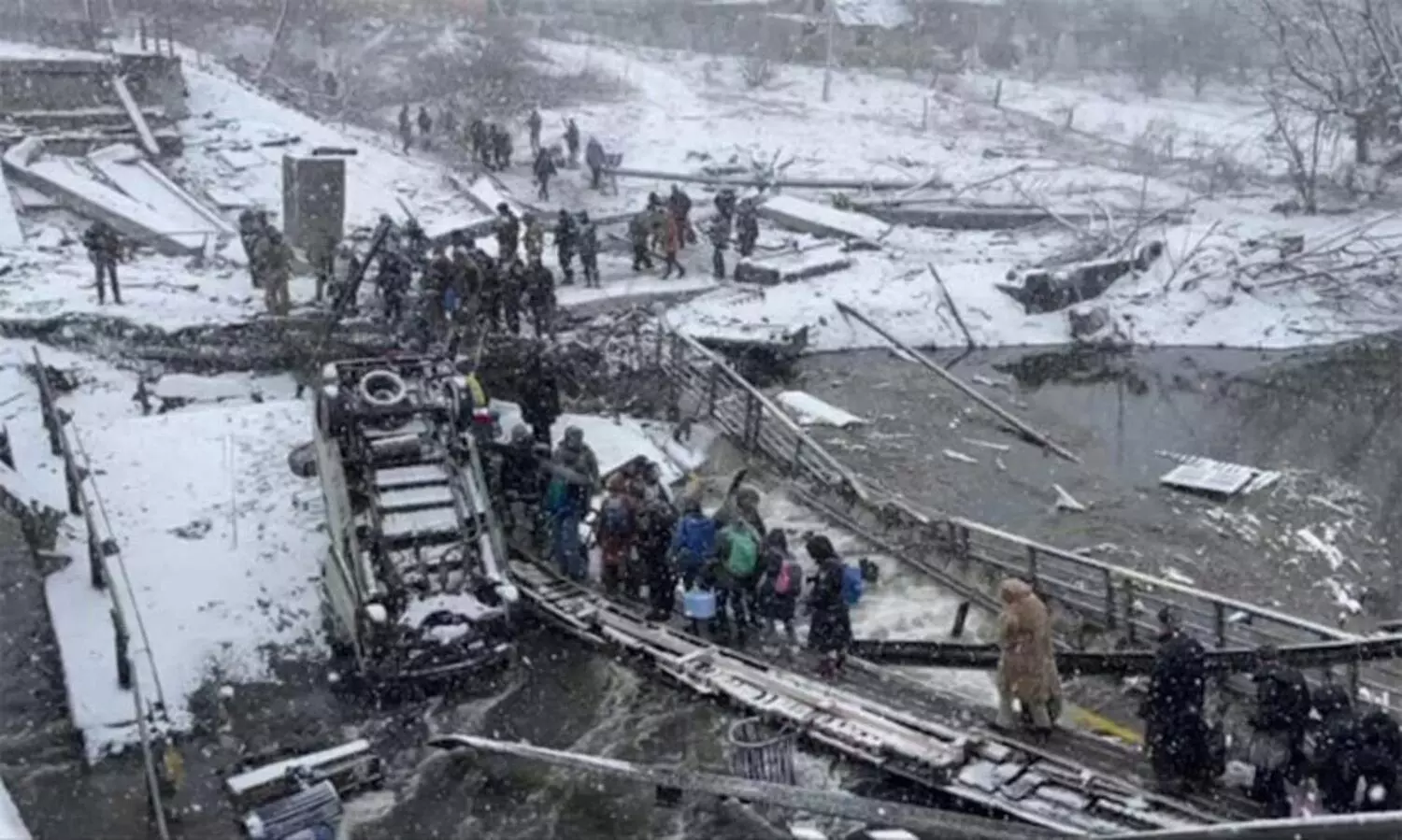 വെടിയൊച്ചകൾ താൽക്കാലികമായി നിലച്ചതോടെ രക്ഷതേടിയിറങ്ങി യുക്രെയ്ൻ ജനത