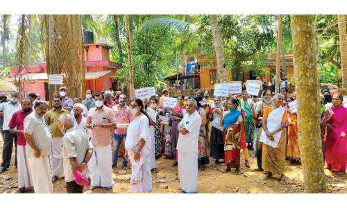 കെ -റെയിൽ ഉദ്യോഗസ്ഥരെ തടഞ്ഞു; സർവേ കല്ലുകൾ പിഴുതെറിഞ്ഞു