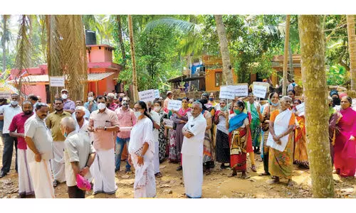 കെ -റെയിൽ ഉദ്യോഗസ്ഥരെ തടഞ്ഞു; സർവേ കല്ലുകൾ പിഴുതെറിഞ്ഞു
