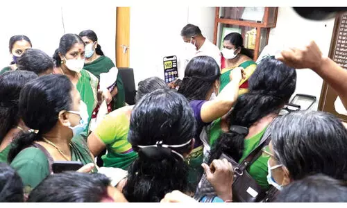 ബി.ജെ.പി വനിത കൗൺസിലർമാർ ഉപരോധിച്ചു; കൊടുങ്ങല്ലൂർ നഗരസഭ ചെയർപേഴ്സൻ ആശുപത്രിയിൽ