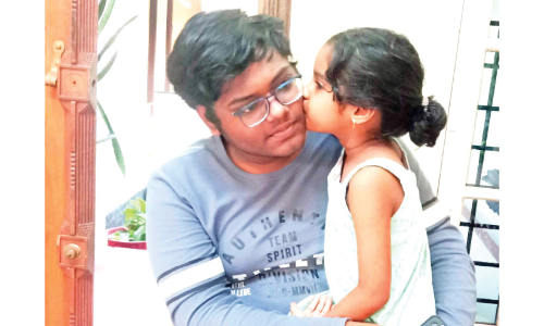 ദു​രി​ത​പ​ർ​വ​ത്തി​നൊ​ടു​വി​ൽ ഹാ​ഫി​സും അ​നീ​ന​യും നാ​ട​ണ​ഞ്ഞു