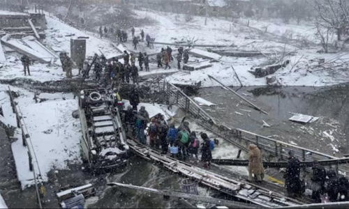 വെടിയൊച്ചകൾ താൽക്കാലികമായി നിലച്ചതോടെ രക്ഷതേടിയിറങ്ങി യുക്രെയ്ൻ ജനത