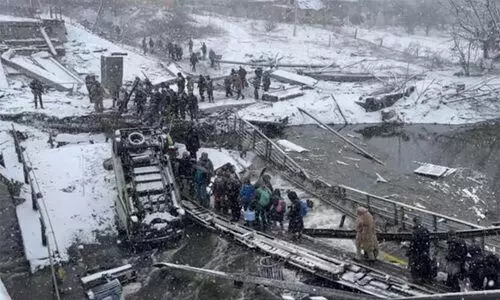 വെടിയൊച്ചകൾ താൽക്കാലികമായി നിലച്ചതോടെ രക്ഷതേടിയിറങ്ങി യുക്രെയ്ൻ ജനത