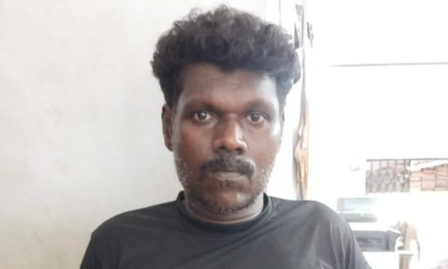 തെരുവ് വിളക്കിന്റെ ബാറ്ററി മോഷ്ടിക്കാനെത്തിയയാളെ വാർഡംഗത്തിന്റെ നേതൃത്വത്തിൽ പിടികൂടി