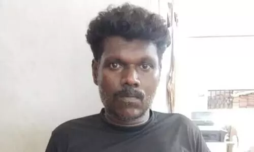 തെരുവ് വിളക്കിന്റെ ബാറ്ററി മോഷ്ടിക്കാനെത്തിയയാളെ വാർഡംഗത്തിന്റെ നേതൃത്വത്തിൽ പിടികൂടി