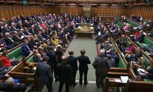 റഷ്യൻ വിമാനം ബ്രിട്ടന്റെ  വ്യോമമേഖലയിലൂടെ പറന്നാൽ ക്രിമിനൽ കുറ്റം; റഷ്യൻ പതാക നിരോധിച്ചു