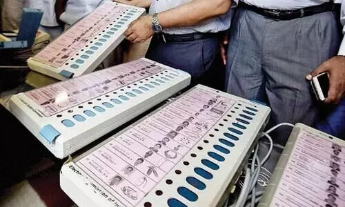 വോട്ടുയന്ത്രം കടത്തിയ സംഭവത്തിൽ വരാണസി എ.ഡി.എം സസ്‍പെൻഷനിൽ; വോ​ട്ടു​യ​ന്ത്ര​ത്തി​ൽ തി​രി​മ​റി​യെന്ന് സ​മാ​ജ്‍വാ​ദി പാ​ർ​ട്ടി