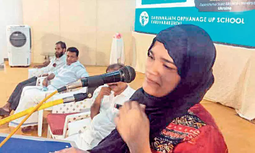 യുദ്ധ നേർക്കാഴ്ചകൾ വിദ്യാർഥികളുമായി പങ്കിട്ട് സഫ സിറാജ് യുദ്ധ നേർക്കാഴ്ചകൾ വിദ്യാർഥികളുമായി പങ്കിട്ട് സഫ സിറാജ്