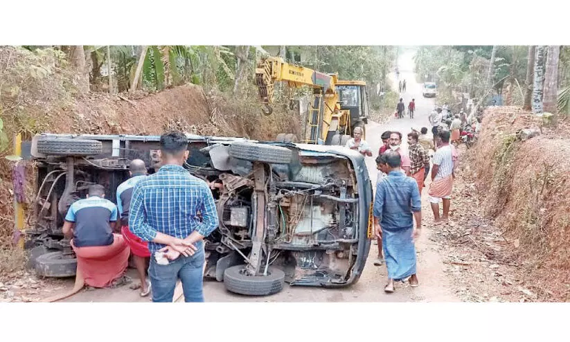 പുതിയപ്പുറം വളവിൽ അപകടം തുടർക്കഥ; കണ്ണ് തുറക്കാതെ അധികാരികൾ പുതിയപ്പുറം വളവിൽ അപകടം തുടർക്കഥ; കണ്ണ് തുറക്കാതെ അധികാരികൾ