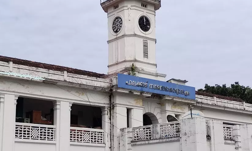 പാ​ല​ക്കാ​ട്ട് കാ​മ​റ സ്ഥാ​പി​ക്കു​ന്ന​തി​ൽ ക്ര​മ​ക്കേ​ടെ​ന്ന്​ പ്ര​തി​പ​ക്ഷം; ത​ട്ടി​പ്പെ​ന്ന്​ ഭ​ര​ണ​പ​ക്ഷം