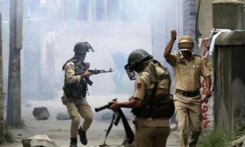 സുരക്ഷാസേനയുമായുള്ള ഏറ്റുമുട്ടൽ: പുൽവാമയിലെ പള്ളിയിൽ രണ്ട് ഭീകരർ കുടുങ്ങി