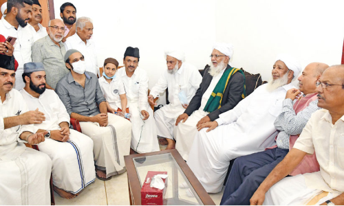 സമസ്ത നേതാക്കളെ ഒരുമിച്ചിരുത്തിയ പ്രാർഥനയായി ഹൈദരലി തങ്ങൾ; പാണക്കാട്ട് കാന്തപുരത്തെ സ്വീകരിച്ച് ജിഫ്രി തങ്ങളും ആലിക്കുട്ടി മുസ്ലിയാരും