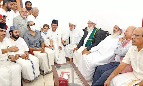 സമസ്ത നേതാക്കളെ ഒരുമിച്ചിരുത്തിയ പ്രാർഥനയായി ഹൈദരലി തങ്ങൾ; പാണക്കാട്ട് കാന്തപുരത്തെ സ്വീകരിച്ച് ജിഫ്രി തങ്ങളും ആലിക്കുട്ടി മുസ്ലിയാരും