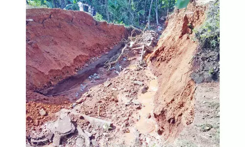 തകർന്ന കുറ്റ്യാടി വലതുകര മെയിൻ കനാൽ പുനഃസ്ഥാപിക്കാൻ അടിയന്തര നടപടി തകർന്ന കുറ്റ്യാടി വലതുകര മെയിൻ കനാൽ പുനഃസ്ഥാപിക്കാൻ അടിയന്തര നടപടി