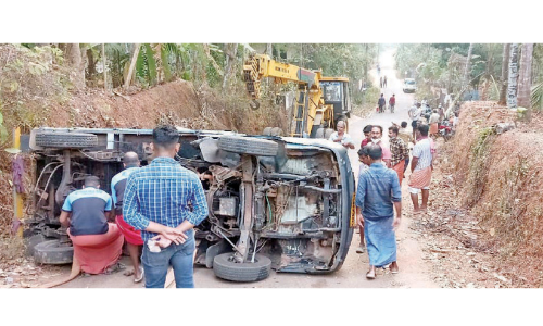 പുതിയപ്പുറം വളവിൽ അപകടം തുടർക്കഥ; കണ്ണ് തുറക്കാതെ അധികാരികൾ