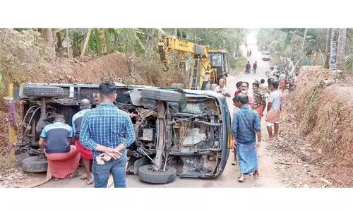 പുതിയപ്പുറം വളവിൽ അപകടം തുടർക്കഥ; കണ്ണ് തുറക്കാതെ അധികാരികൾ