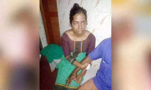 വീട്ടുമുറ്റത്തിരുന്ന യുവതിയെ തലക്കടിച്ച് സ്വര്‍ണാഭരണം കവര്‍ന്നു