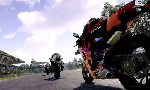 നമ്പറില്ലാത്ത ബൈക്കുകളിൽ‌ യുവാക്കളുടെ അമിതവേഗ മത്സരം