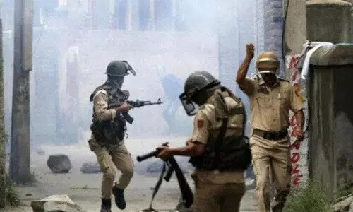 സുരക്ഷാസേനയുമായുള്ള ഏറ്റുമുട്ടൽ: പുൽവാമയിലെ പള്ളിയിൽ രണ്ട് ഭീകരർ കുടുങ്ങി