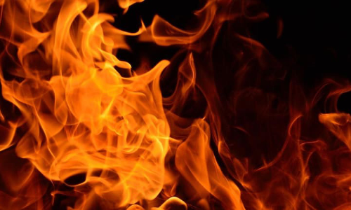 അഗ്നിശമന സേനയെത്തിയില്ല; യു.പി ഹൈവേയിൽ ട്രക്കിലെ തീയണച്ചത് വോട്ടിങ് ഏജന്റുമാർ