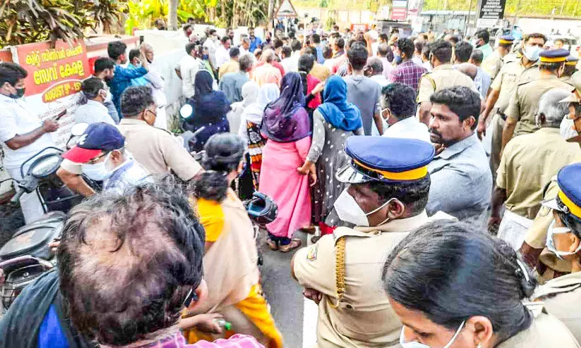 കെ-റെയിൽ: പ്രതിരോധം തീർത്ത് ജനങ്ങൾ