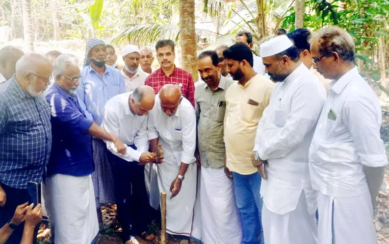 കെ.കെ.എം.എ നിർമിക്കുന്ന കിണറിന് കുറ്റിയടിച്ചു