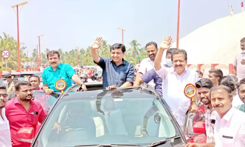 ആവേശം വിതറി എം.പിയുടെ കാറിൽ ജനപ്രതിനിധികളുടെ യാത്ര