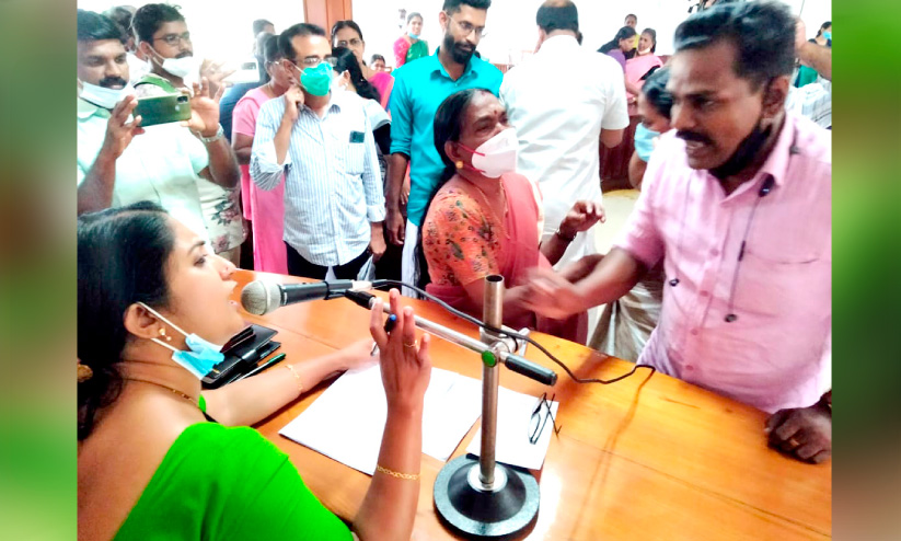 കൗൺസിലറെക്കുറിച്ച് ചെയർപേഴ്സന്റെ ആരോപണം; ഇരിങ്ങാലക്കുട നഗരസഭ യോഗത്തിൽ ബഹളം കൗൺസിലറെക്കുറിച്ച് ചെയർപേഴ്സന്റെ ആരോപണം; ഇരിങ്ങാലക്കുട നഗരസഭ യോഗത്തിൽ ബഹളം