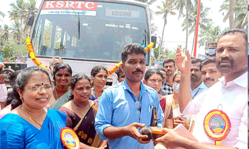 വലിയഴീക്കൽ പാലത്തിലൂടെ കെ.എസ്.ആർ.ടി.സി ബസ് സർവിസ് തുടങ്ങി;ദിനംപ്രതി 55 ട്രിപ് വലിയഴീക്കൽ പാലത്തിലൂടെ കെ.എസ്.ആർ.ടി.സി ബസ് സർവിസ് തുടങ്ങി;ദിനംപ്രതി 55 ട്രിപ്