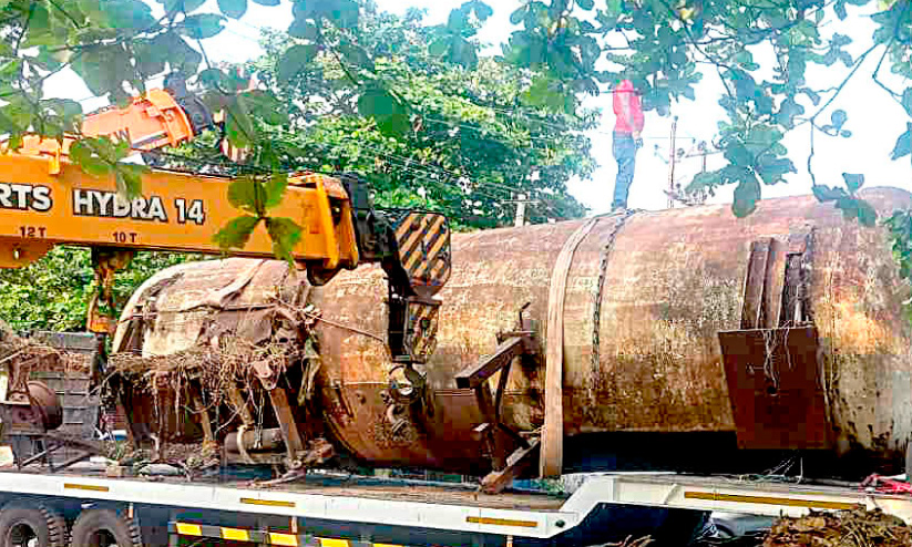 12 പേർ മരിച്ച പുത്തൻതെരുവ് ടാങ്കർ ദുരന്തം: 13 വർഷത്തിനുശേഷം ടാങ്കർ പാതയോരത്തുനിന്ന് മാറ്റി 12 പേർ മരിച്ച പുത്തൻതെരുവ് ടാങ്കർ ദുരന്തം: 13 വർഷത്തിനുശേഷം ടാങ്കർ പാതയോരത്തുനിന്ന് മാറ്റി