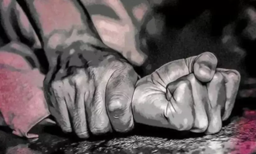 വിദ്യാർഥിയെ മരത്തിൽ കെട്ടിയിട്ട് കാമുകിയെ രണ്ടുപേർ ചേർന്ന് പീഡിപ്പിച്ചു വിദ്യാർഥിയെ മരത്തിൽ കെട്ടിയിട്ട് കാമുകിയെ രണ്ടുപേർ ചേർന്ന് പീഡിപ്പിച്ചു