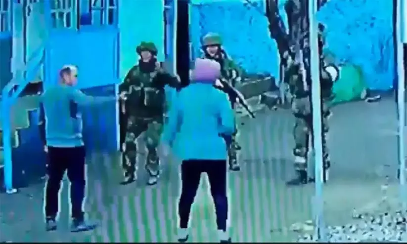 റഷ്യൻ സൈനികർക്ക് നേരെ നെഞ്ചുവിരിച്ച് യുക്രെയ്ൻ ദമ്പതികൾ: കൈയടിച്ച് സോഷ്യൽ മീഡിയ