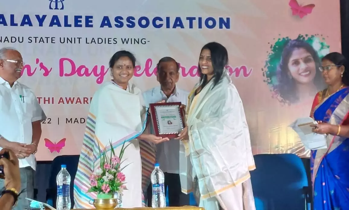 ഒളിമ്പ്യൻ മഞ്ജിമ കുര്യാക്കോസിന് എയ്മ സ്ത്രീശക്തി പുരസ്കാരം സമ്മാനിച്ചു ഒളിമ്പ്യൻ മഞ്ജിമ കുര്യാക്കോസിന് എയ്മ സ്ത്രീശക്തി പുരസ്കാരം സമ്മാനിച്ചു