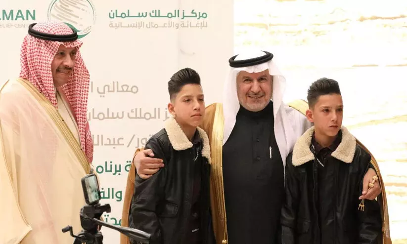 തങ്ങളെ തമ്മിലകറ്റിയ ഡോക്​ടറുടെ അരുകിലണഞ്ഞ്​​ സയാമീസുകൾ