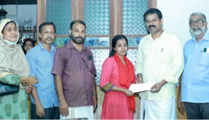 ദിനേശ് കുറ്റിയിൽ കുടുംബസഹായ ഫണ്ട് കൈമാറി ദിനേശ് കുറ്റിയിൽ കുടുംബസഹായ ഫണ്ട് കൈമാറി