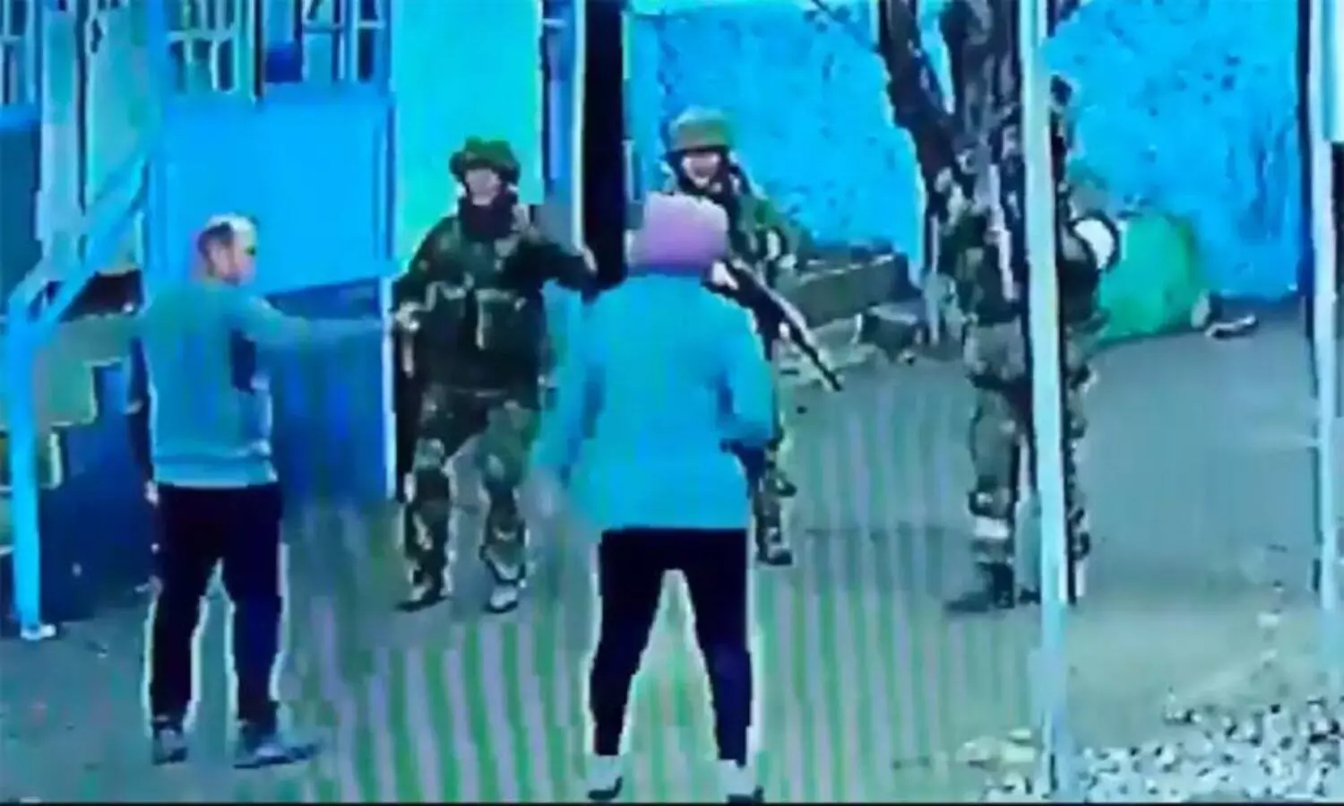 റഷ്യൻ സൈനികർക്ക് നേരെ നെഞ്ചുവിരിച്ച് യുക്രെയ്ൻ ദമ്പതികൾ: കൈയടിച്ച് സോഷ്യൽ മീഡിയ