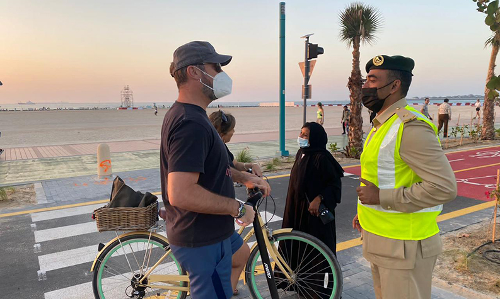 സൈക്കിൾ, ഇ-സ്കൂട്ടർ യാത്രികർക്ക്​ ബോധവത്​കരണവുമായി പൊലീസ്