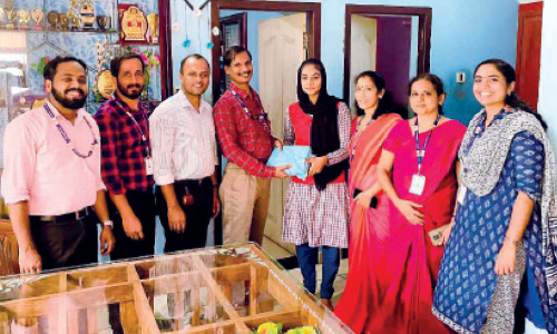 കുരുന്നു ജീവൻ രക്ഷിച്ച ആയിഷക്ക് അഭിനന്ദനവുമായി സ്കൂളും അധ്യാപകരും