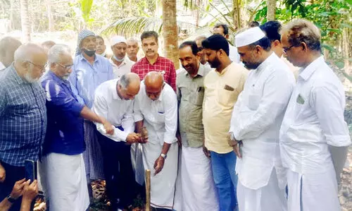 കെ.കെ.എം.എ നിർമിക്കുന്ന കിണറിന് കുറ്റിയടിച്ചു