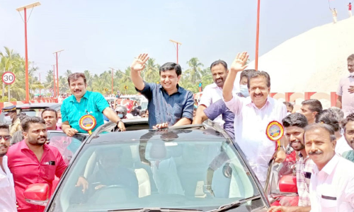 ആവേശം വിതറി എം.പിയുടെ കാറിൽ ജനപ്രതിനിധികളുടെ യാത്ര