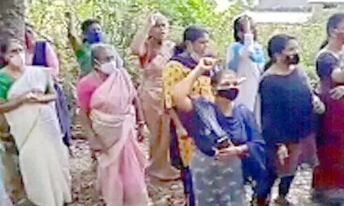 കെ-റെയിൽ കല്ലിടൽ തുടരുന്നു; വേറിട്ട പ്രതിഷേധവുമായി കുട്ടികൾ