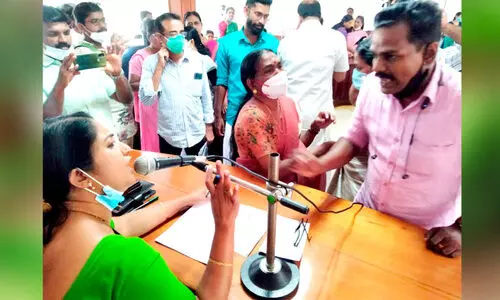 കൗ​ൺ​സി​ല​റെ​ക്കു​റി​ച്ച് ചെ​യ​ർ​പേ​ഴ്​​സ​ന്‍റെ ആ​രോ​പ​ണം; ഇ​രി​ങ്ങാ​ല​ക്കു​ട ന​ഗ​ര​സ​ഭ യോ​ഗ​ത്തി​ൽ ബ​ഹ​ളം