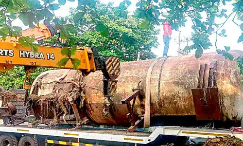 12 പേ​ർ മ​രി​ച്ച പുത്തൻതെരുവ് ടാങ്കർ ദുരന്തം: 13 വർഷത്തിനുശേഷം ടാങ്കർ പാതയോരത്തുനിന്ന് മാറ്റി