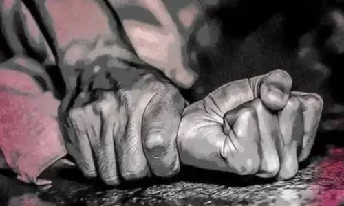 വിദ്യാർഥിയെ മരത്തിൽ കെട്ടിയിട്ട് കാമുകിയെ രണ്ടുപേർ ചേർന്ന് പീഡിപ്പിച്ചു വിദ്യാർഥിയെ മരത്തിൽ കെട്ടിയിട്ട് കാമുകിയെ രണ്ടുപേർ ചേർന്ന് പീഡിപ്പിച്ചു