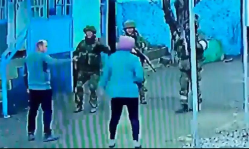 റഷ്യൻ സൈനികർക്ക് നേരെ നെഞ്ചുവിരിച്ച് യുക്രെയ്ൻ ദമ്പതികൾ: കൈയടിച്ച് സോഷ്യൽ മീഡിയ