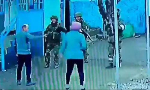 റഷ്യൻ സൈനികർക്ക് നേരെ നെഞ്ചുവിരിച്ച് യുക്രെയ്ൻ ദമ്പതികൾ: കൈയടിച്ച് സോഷ്യൽ മീഡിയ റഷ്യൻ സൈനികർക്ക് നേരെ നെഞ്ചുവിരിച്ച് യുക്രെയ്ൻ ദമ്പതികൾ: കൈയടിച്ച് സോഷ്യൽ മീഡിയ