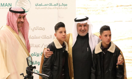 തങ്ങളെ തമ്മിലകറ്റിയ ഡോക്​ടറുടെ അരുകിലണഞ്ഞ്​​ സയാമീസുകൾ