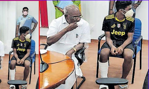 പരിക്കേറ്റ പേരക്കുട്ടിയെ കാണാൻ പള്ളിക്കൂടത്തിലെത്തി മണിയാശാൻ; അധ്യാപകർക്ക് കൗതുകം