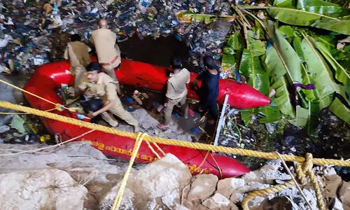 പാറമടക്കുളത്തിലേക്ക് ടിപ്പർ വീണു: ഡ്രൈവറെ കണ്ടെത്താനായില്ല പാറമടക്കുളത്തിലേക്ക് ടിപ്പർ വീണു: ഡ്രൈവറെ കണ്ടെത്താനായില്ല