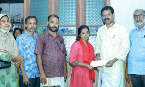 ദി​നേ​ശ് കു​റ്റി​യിൽ കു​ടും​ബ​സ​ഹാ​യ ഫ​ണ്ട് കൈ​മാ​റി